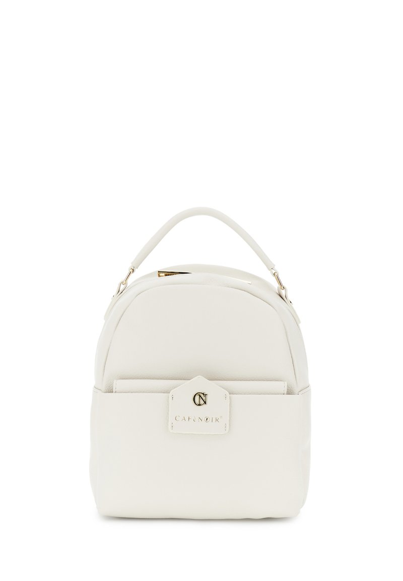 Bílý batoh z imitace kůže zaobleného tvaru, s horním držadlem a přední kapsou. Obsahuje zlaté kování a akcent s logem na přední straně.