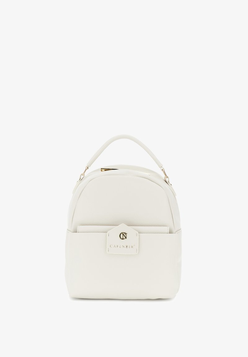 Mochila de cuero sintético blanca con forma redondeada, asa superior y bolsillo frontal. Presenta herrajes dorados y un acento de logo en la parte frontal.