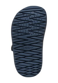 Soletta di scarpa in gomma di colore blu scuro, con un motivo a zigzag testurizzato e perforazioni circolari. Logo “GEOX” e taglia "21" stampati.