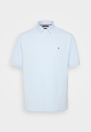 Polo a maniche corte azzurro chiaro in morbido cotone. Presenta un colletto classico e un piccolo logo sul petto sinistro. File di bottoni al collo.