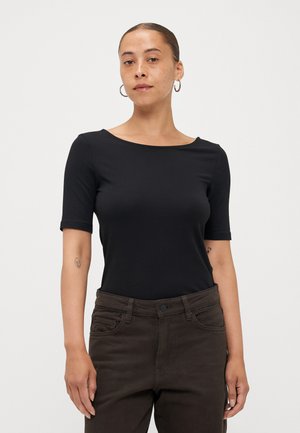 Sort tætsiddende kortærmet bluse med vid halsudskæring, lavet af strækbart stof, parret med mørkebrune højtaljede bukser. Enkel design.
