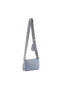 Borsa a spalla blu chiaro realizzata in materiale liscio, dotata di una lunga tracolla con il testo "JOOP!" e una piccola pochette attaccata.