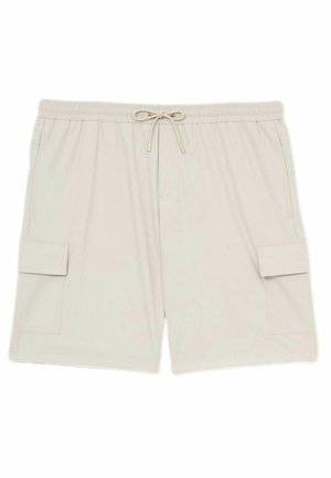 Shorts cargo beiges avec une taille élastique et un cordon de serrage, dotés de deux poches latérales. Texture lisse avec une coupe décontractée.