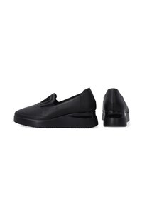 Zwarte instappers van soepel leer met een slanke, lage wiggle heel en een decoratieve accent aan de voorkant. Antislip rubberen zool.