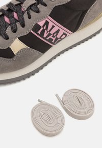Sneaker grigio con un mix di suede e tessuto, con accenti neri e rosa. Include due lacci grigi arrotolati. Suola in gomma.