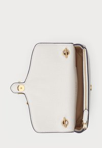 Hvit lær lommebok med gull vendelås, glidelåskompartement og beige stoffinteriør, vist åpen mot en hvit bakgrunn.