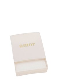 Caja rectangular con un exterior liso en crema que presenta el texto dorado "amor". La tapa es ligeramente curvada y el interior está vacío y sin textura.