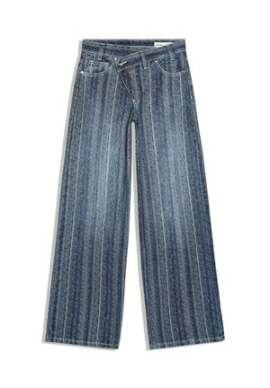 Blauwe denim wijde jeans met verticale streepjes, zakken aan de voorkant, riemlussen en een gedeeltelijk losgeknoopte gulp.