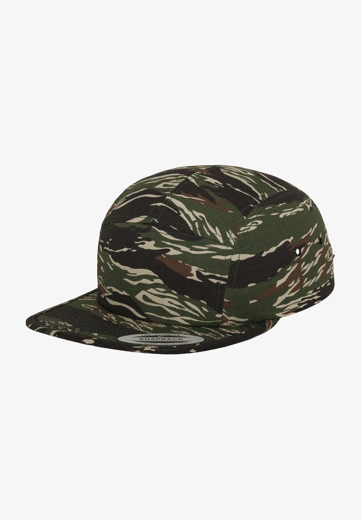 Tarnmuster-Snapback-Cap mit flacher Krempe, aus strukturiertem Stoff und einer Mischung aus grünen, braunen und schwarzen wellenförmigen Mustern.