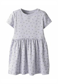 Vaaleanvioletti mekko, jossa on lyhyet hihat, ribbikuvio, vihreä ja laventelin värinen kukkakuosi, kootut vyötärö ja levenevä hame.