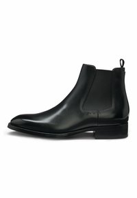 Stivaletto Chelsea in pelle nera con finitura liscia, pannelli elasticizzati ai lati e un inserto sul retro. Presenta una punta leggermente appuntita e un tacco basso.