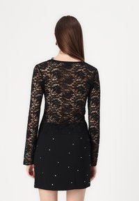 Gina Tricot Pikkade varrukatega topp - black