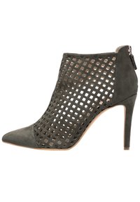 Szary zamszowy botek za kostkę z wycięciami w formie kratki, szpiczastym noskiem i zamkiem z tyłu, na obcasie typu szpilka.