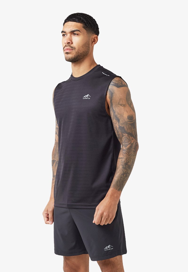 Schwarzes ärmelloses Sportshirt mit dezenten horizontalen Streifen, ausgestattet mit einem Rundhalsausschnitt und reflektierenden Akzenten. Kombiniert mit passenden schwarzen Shorts.