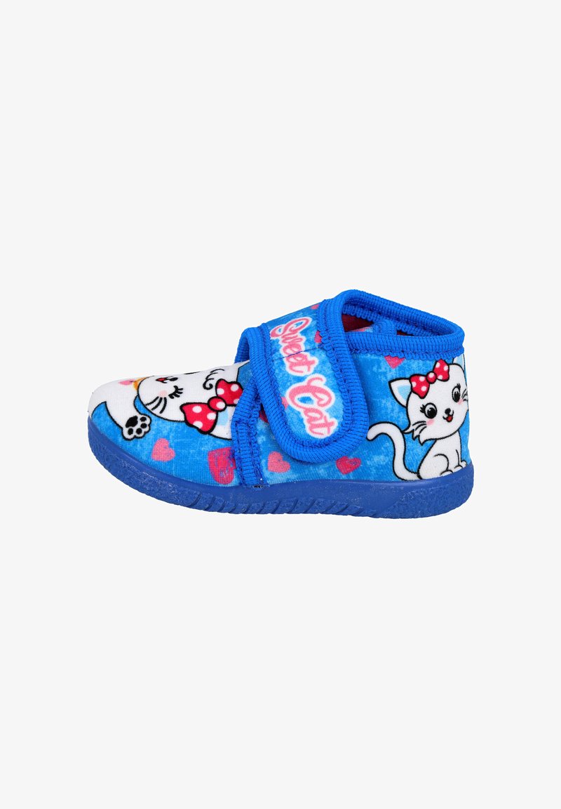 Zapatilla suave de color azul con un diseño de gato juguetón, acentos rojos y corazones. Correa de velcro para facilitar su uso, suela texturizada para un buen agarre.