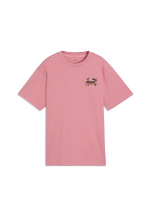 Camiseta rosa de manga corta PUMA con cuello redondo y pequeño logo floral con pájaros en el lado izquierdo del pecho.