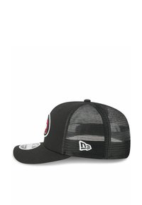 Schwarze Kappe mit solidem Vorderteil und Netzrücken. Ausgestattet mit einem runden Logo in Rot und Weiß. Mit flachem Schirm und verstellbarem Riemen.