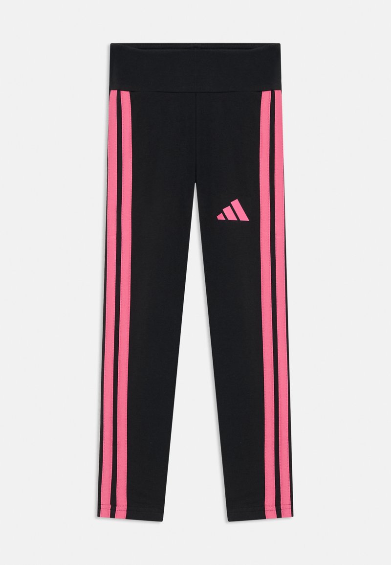 Leggings noirs avec des bandes latérales roses et un logo Adidas sur la jambe gauche. Fabriqués en tissu extensible avec une taille large.