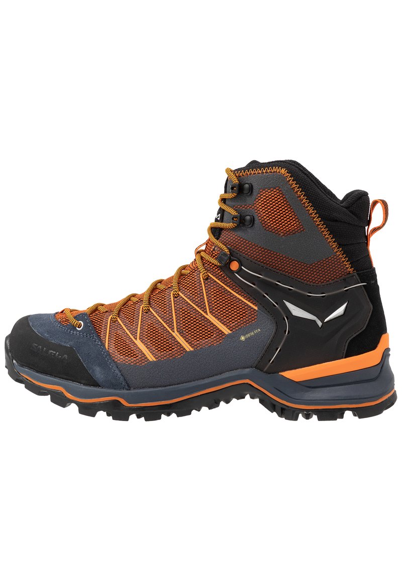 Bottes de randonnée pour hommes avec tige synthétique noire et orange, panneaux en maille, accents en suede gris et semelle en caoutchouc robuste pour traction.
