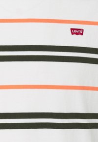 Witte katoen T-shirt met horizontale strepen in olijfgroen en koraal, met een klein rood Levi's-logo etiket op de borst.
