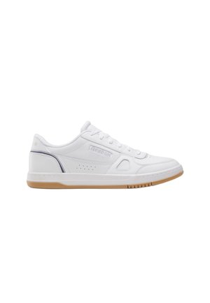 Sneaker Reebok bianca a taglio basso con suola in gomma, design con lacci e marchio discreto sul lato e sul tallone su sfondo bianco.