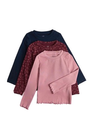 Trois hauts à manches longues côtelés en rose, bordeaux avec un motif léopard et bleu marine, empilés avec des ourlets à bordure en forme de laitue aux manches et en bas.