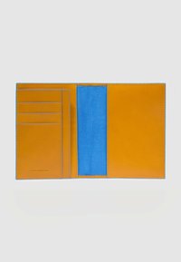 Opgevouwen portemonnee met oranje leren buitenkant, blauwe suède binnenkant, meerdere kaarthouders en een gladde afwerking. Opvallende stiksel details.