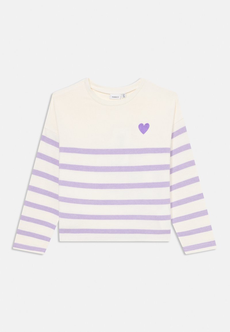 Camicia a maniche lunghe color crema con righe orizzontali lavanda. Presenta un piccolo cuore viola sul petto. Tessuto in cotone morbido, scollo a girocollo.