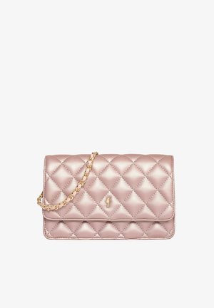 Różowa skórzana torebka o pikowanej fakturze, z złotym łańcuchowym paskiem oraz małym logo, o prostokątnym kształcie i gładkiej powierzchni.