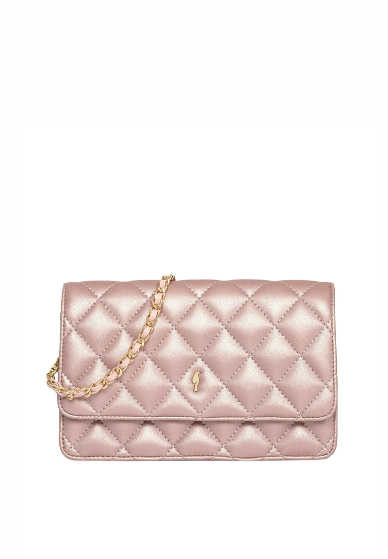 Różowa skórzana torebka o pikowanej fakturze, z złotym łańcuchowym paskiem oraz małym logo, o prostokątnym kształcie i gładkiej powierzchni.