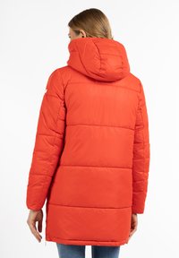 Giacca a vento rossa con cappuccio, caratterizzata da un design trapuntato, maniche lunghe e dettagli con zip. Materiale liscio e isolante per garantire calore.