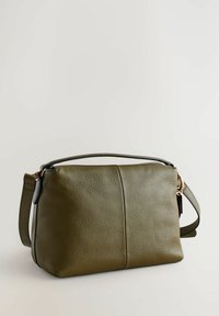 Oliivrohelise pehme nahast õlakott krobeline tekstuur, millel on ülemine käepide, reguleeritav rihm ja keskmise õmblusdetail.