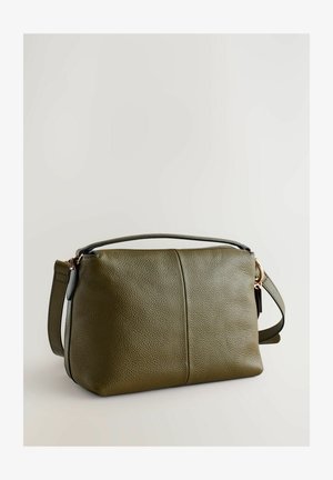 Žalios alyvuogių spalvos odinė per petį nešiojama rankinė su akmenuko struktūra, turinti viršutinę rankeną, reguliuojamą dirželį ir centriniu siūlės akcentu.