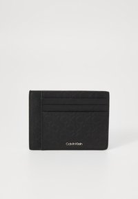 Porte-cartes noir avec motif en relief, plusieurs emplacements pour cartes et accent en logo argenté. Fabriqué en matériau synthétique durable.