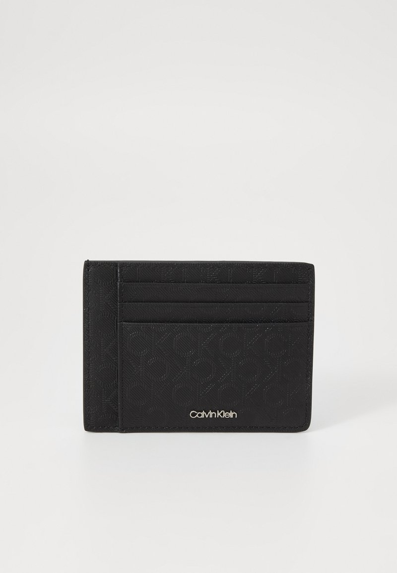 Czarny portfel na karty z tłoczonym wzorem, wieloma przegródkami na karty oraz srebrnym akcentem z logo. Wykonany z trwałego materiału syntetycznego.