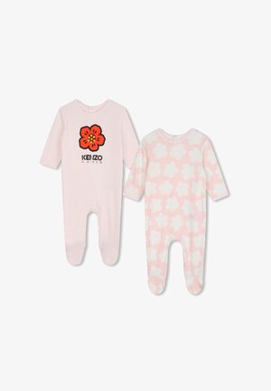 Deux bodys en taille bébé : l'un rose avec une fleur rouge et le logo "KENZO PARIS", l'autre en rose clair avec un motif de fleurs blanches. Tissu en coton doux.