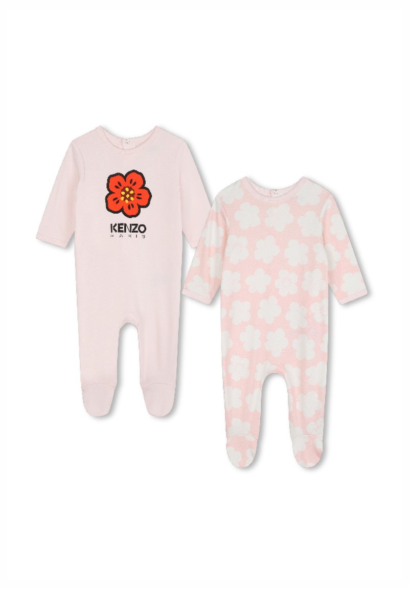 Deux bodys en taille bébé : l'un rose avec une fleur rouge et le logo "KENZO PARIS", l'autre en rose clair avec un motif de fleurs blanches. Tissu en coton doux.