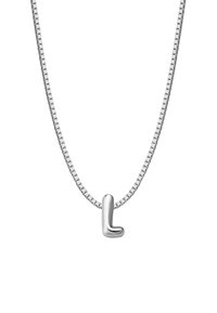 Sudraba metāla kaklarota ar plānu ķēdi un skulpturālu "L" formas piekari, pulēta apdare, gluda tekstūra, minimālisma dizains.