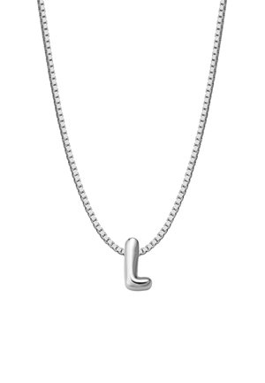 Sølv metal halskæde med en tynd kæde og en skulpturel "L" formet vedhæng, poleret finish, glat tekstur, minimalistisk design.