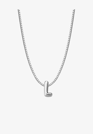 Sidabrinė metalinė kaklo grandinėlė su plona grandine ir skulptūriniu „L“ formos pakabuku, poliruotas paviršius, lygus tekstūra, minimalistinis dizainas.