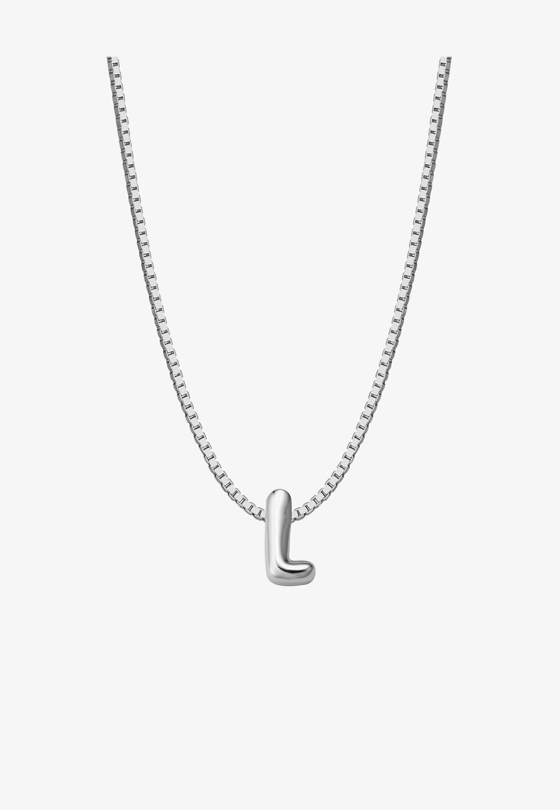 Sudraba metāla kaklarota ar plānu ķēdi un skulpturālu "L" formas piekari, pulēta apdare, gluda tekstūra, minimālisma dizains.