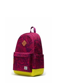 Sac à dos violet vibrant avec des motifs complexes ; doté d'un fond jaune et d'accents en cuir, comprenant une poche avant et une poignée avec boucle.