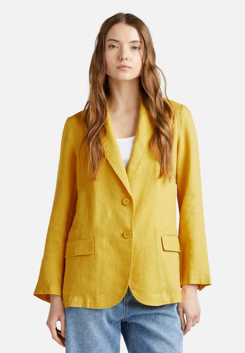 Blazer giallo in lino con rever a punta, due tasche frontali e chiusura con un bottone. Presenta una vestibilità rilassata e maniche svasate.