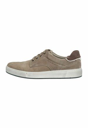 Sneaker beige in camoscio con lacci, suola in gomma bianca e dettagli traforati, con collarino imbottito marrone scuro al tallone.