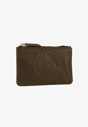 Billetera de cuero marrón con cremallera, con logotipo circular y texto en relieve. Forma rectangular, textura suave y detalle de cremallera plateada.