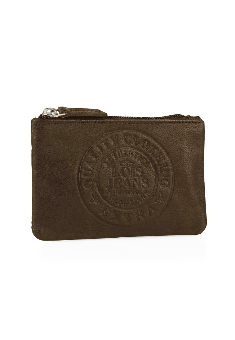 Billetera de cuero marrón con cremallera, con logotipo circular y texto en relieve. Forma rectangular, textura suave y detalle de cremallera plateada.