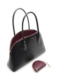 Borsa nera in pelle sintetica con doppio manico, fodera bordeaux e accessori in tonalità oro. Include un piccolo portamonete abbinato.