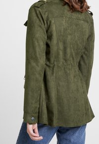 River Island Jacka i konstläder - khaki