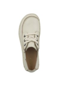 Scarpa in pelle bianca con punta arrotondata, design classico con lacci e cuciture a contrasto. Presenta una texture liscia e un colore neutro.