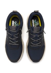 Zapatillas deportivas azul marino con materiales de malla y ante, con cordones grises, suela de goma y una plantilla amarilla con logotipo impreso.